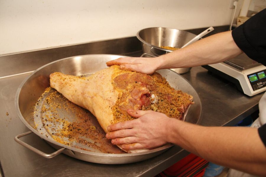 Preparation d'un jambon a l'atelier