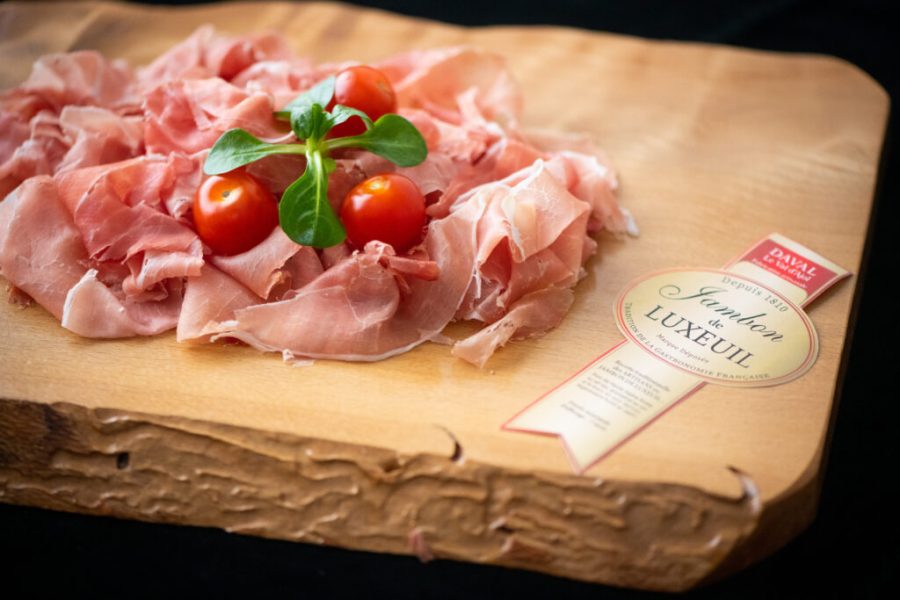 Jambon de Luxeuil tranche sur une planche